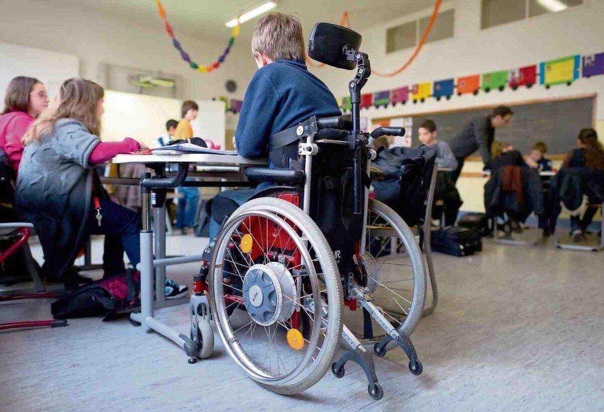 Школа для дцп. Школа для детей с ограниченными возможностями. Дети инвалиды. Класс для детей инвалидов. Дети инвалиды в школе.